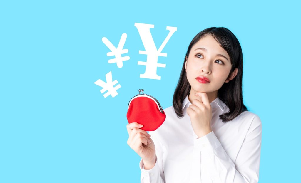 お金について考える女性
