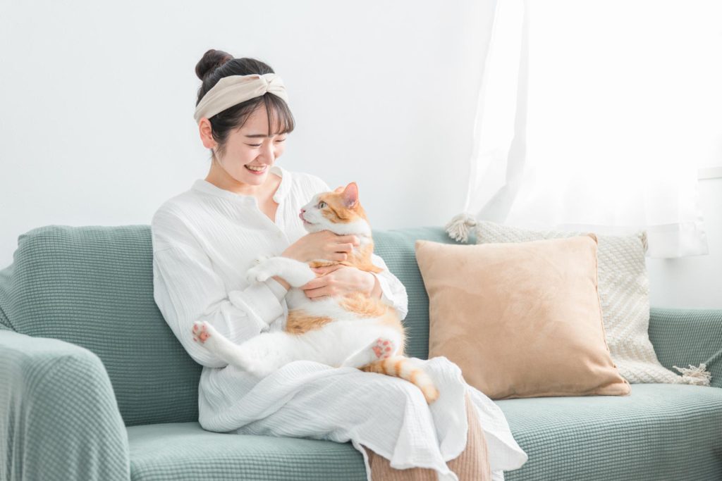 笑顔で猫を抱く女性