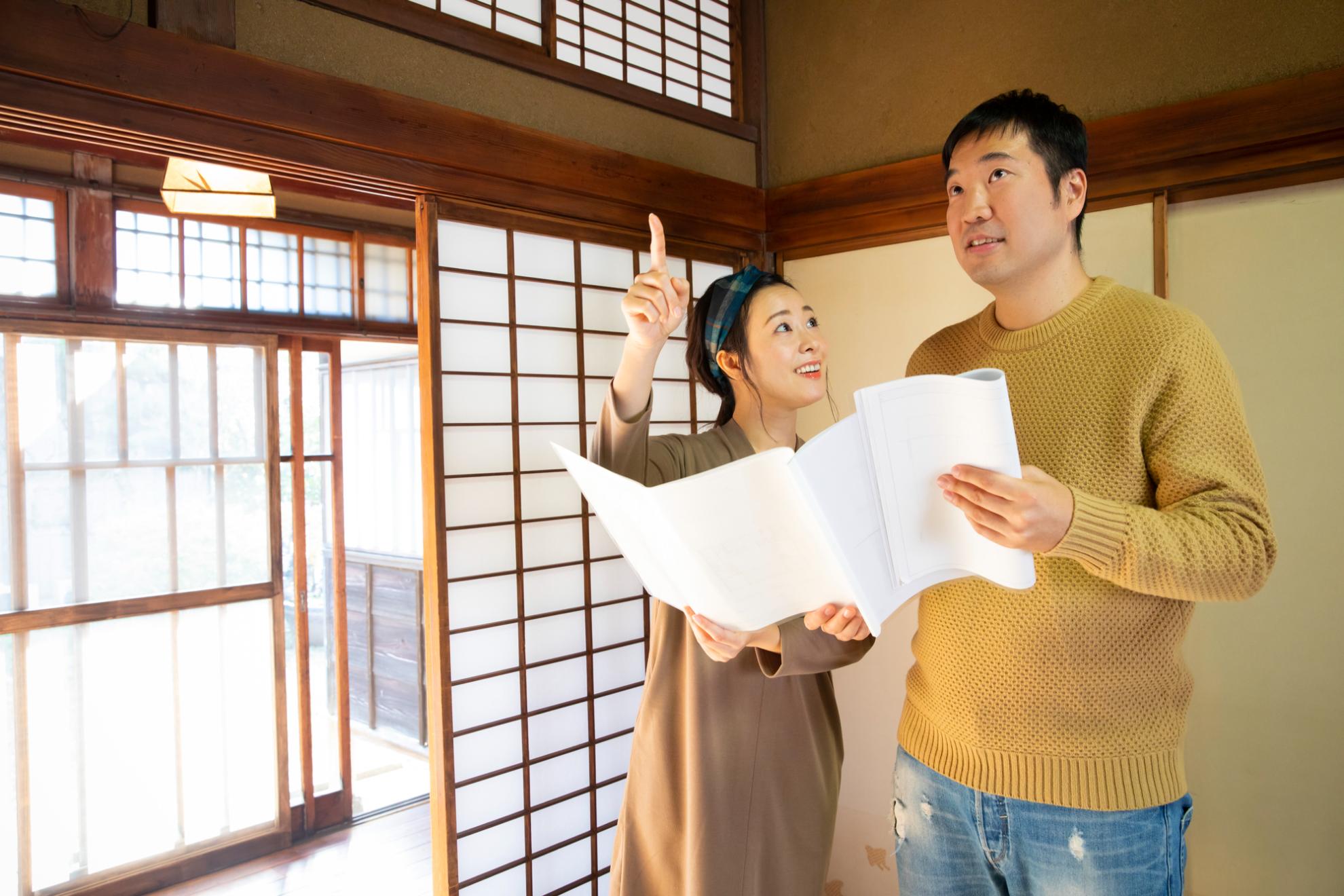 内見をする夫婦