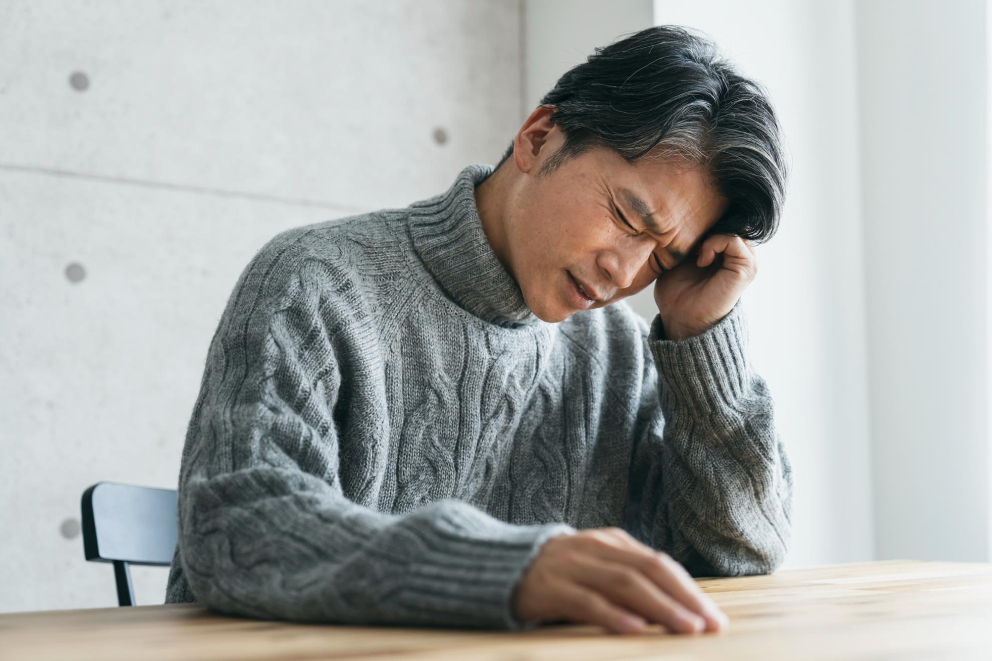 悩む人