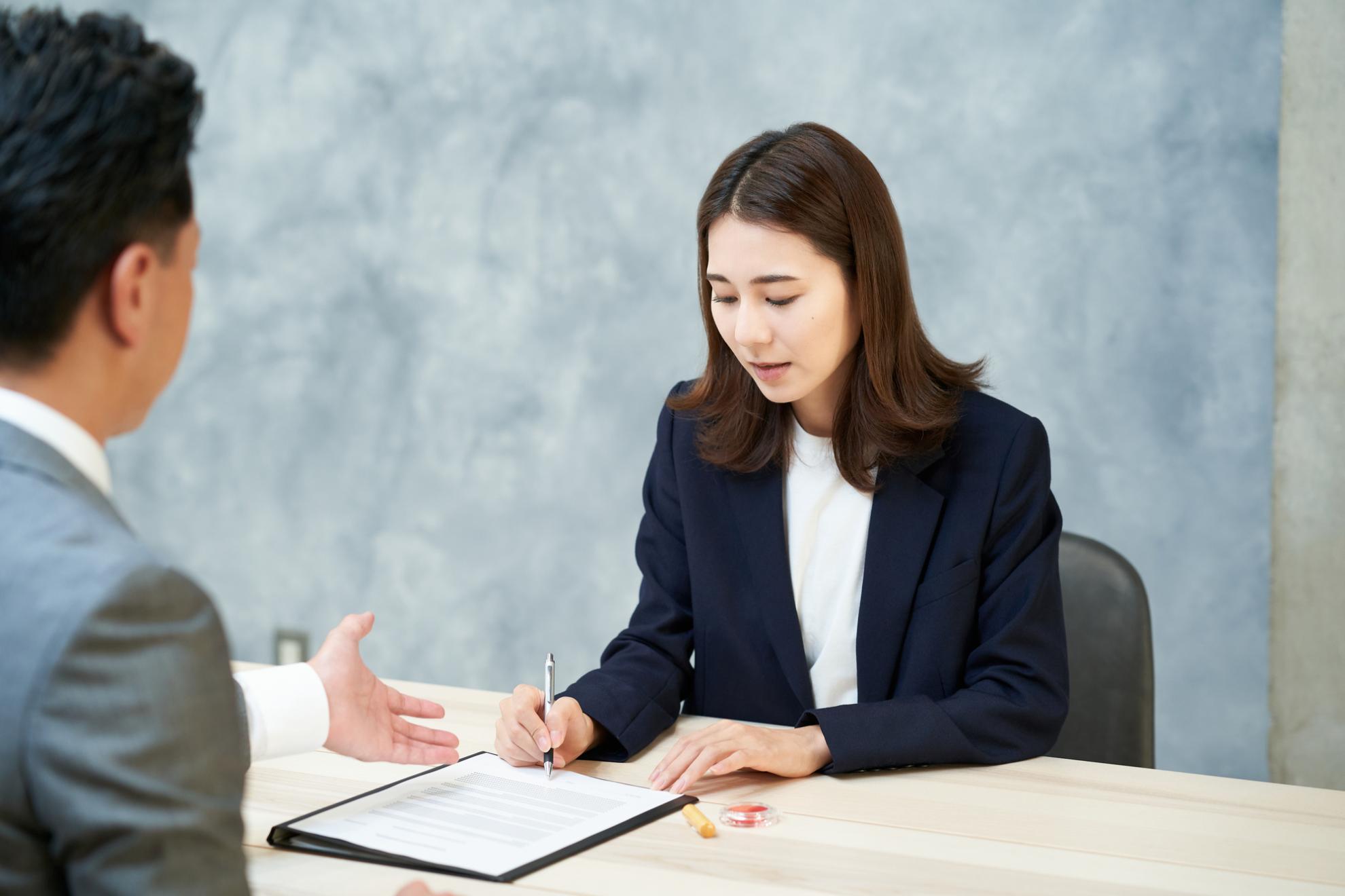 書類を記入する女性