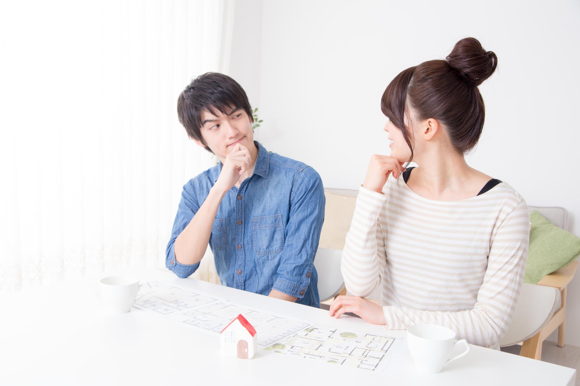 相談する男女