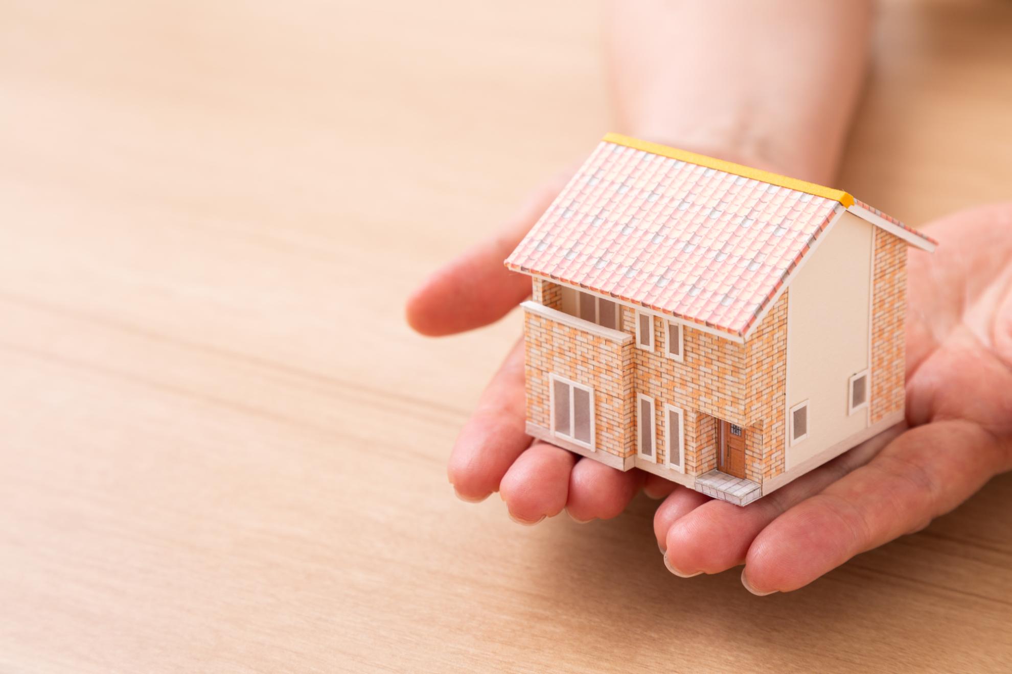 手にのった住宅のミニチュア