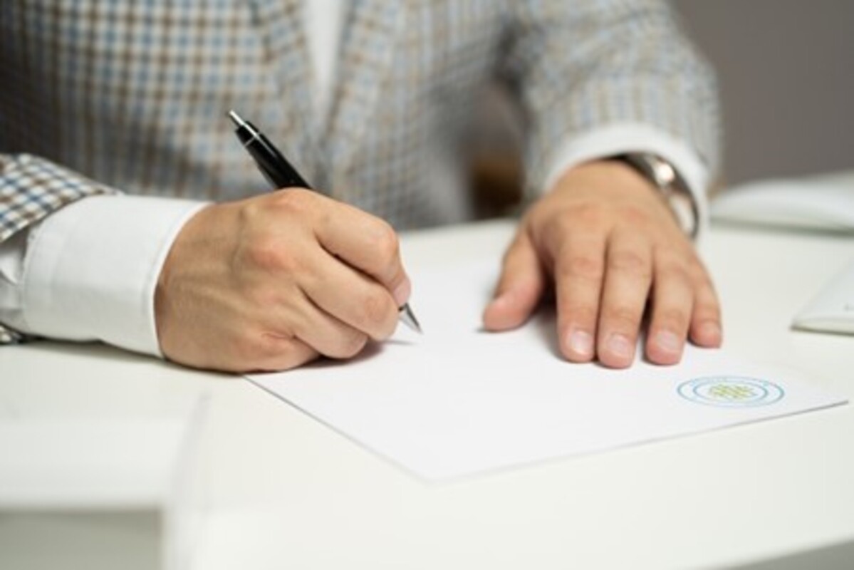 のうち売却の流れを書いている男性