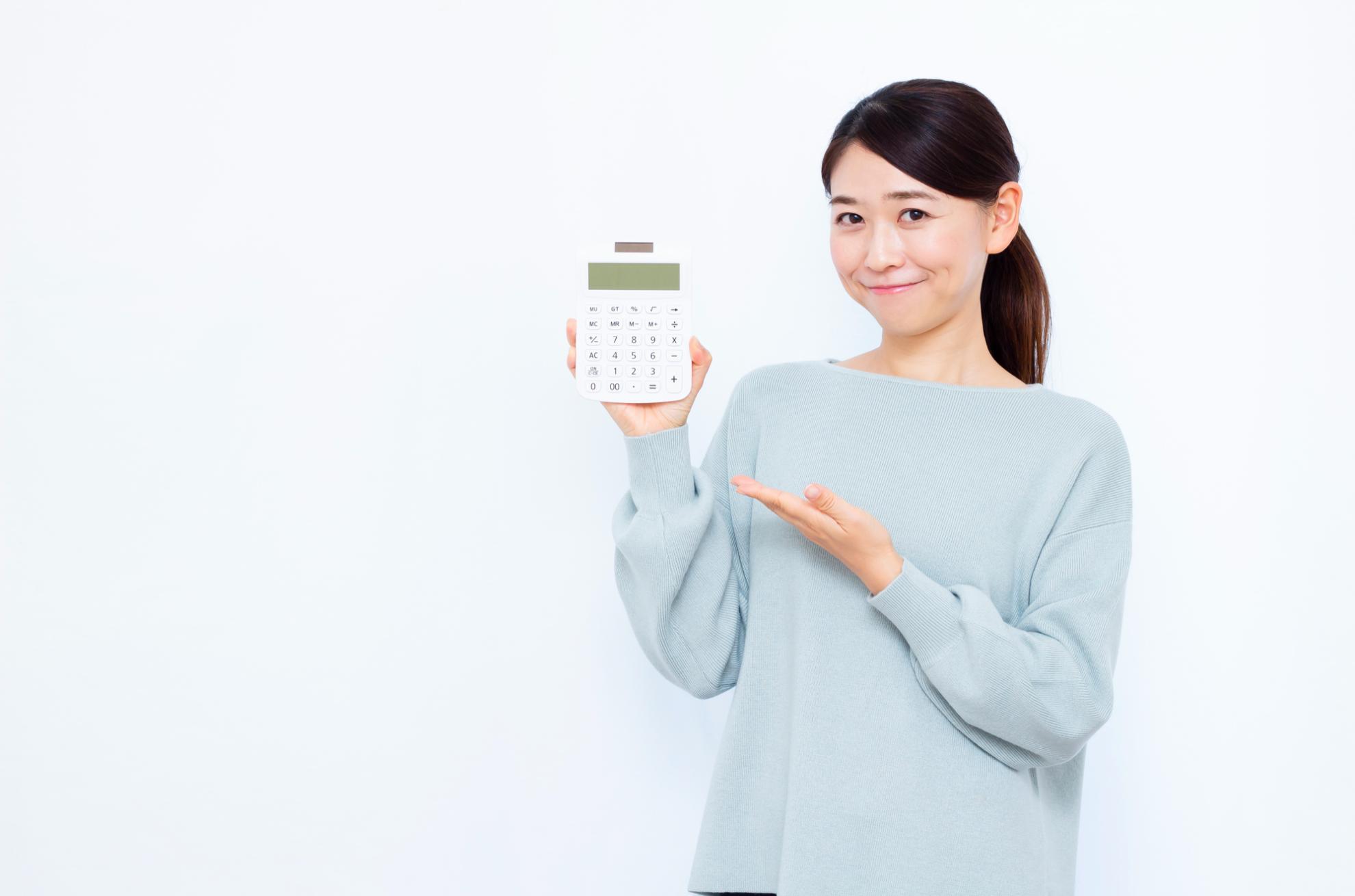 電卓を持った女性
