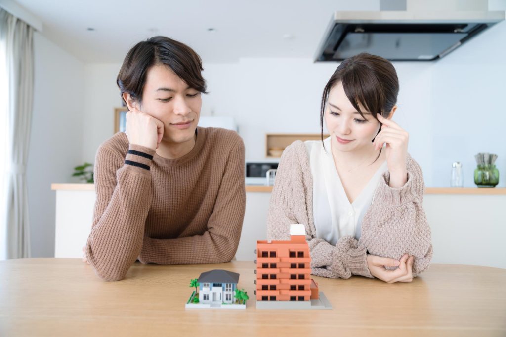 住み替えを検討する夫婦