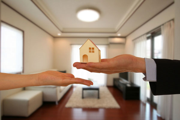 こんなマンション売却業者には要注意！避けたい業者の2つの特徴 不動産仲介のイメージ