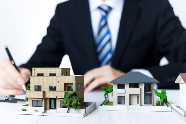 STEP3 売却活動・条件交渉 住宅模型とビジネスマン