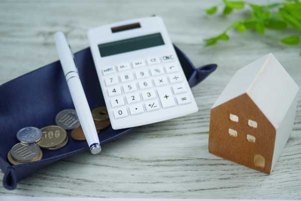 マンション買い替えの資金計画は？住宅ローンの注意点 小銭と電卓と家の模型
